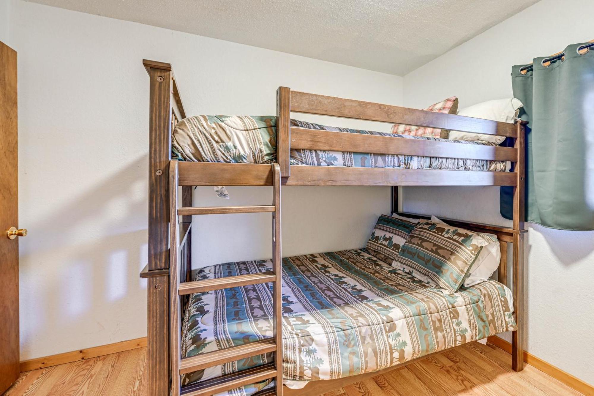 Bryson City Cabin With Hot Tub, Views And Pool Table! Екстер'єр фото